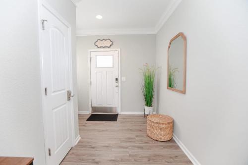 Sojourn Palm Tree Family Oasis 4 BR in North Camellia Acres, USA