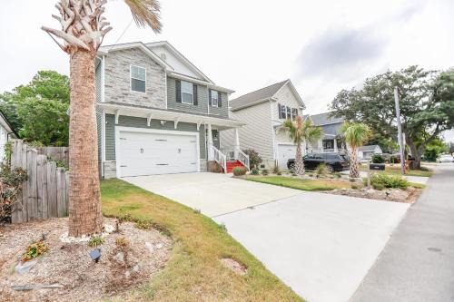Sojourn Palm Tree Family Oasis 4 BR in North Camellia Acres, USA