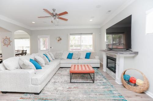 Sojourn Palm Tree Family Oasis 4 BR in North Camellia Acres, USA