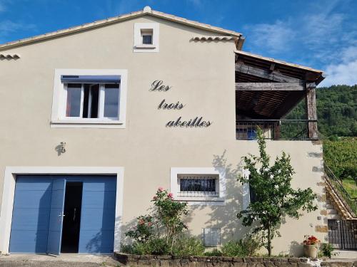 . Gîte les trois abeilles