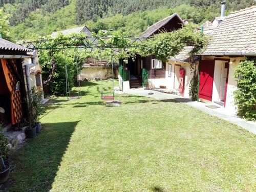 Casa Florica wooden house in Gura Raului
