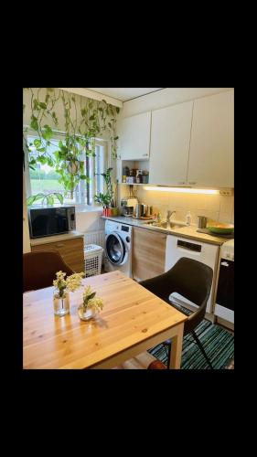 Private room with balcony in shared Design apartment 8 minutes away from center and exactly In front of the metro station, Helsinki (photo 9)