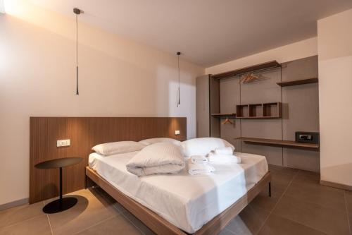 1 queen bed, 1 twin bed, 1 sofa bed