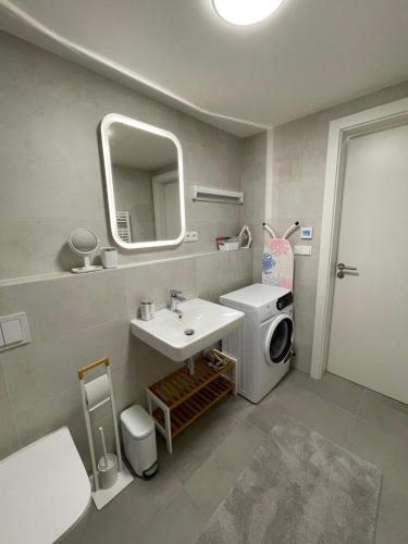 H52 Apartments - image 3