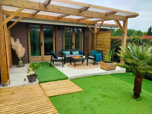 Chalet vacances avec jardin près d'Arcachon 2 personnes (Chalet vacances avec jardin pres d'Arcachon 2 personnes) in La Teste-de-Buch
