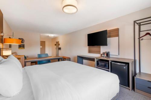 Comfort Inn & Suites Saratoga Springs - image 11