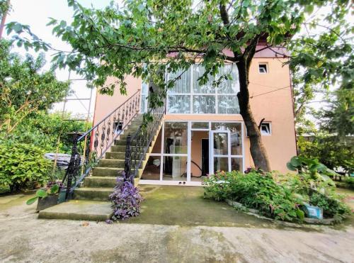 Двухэтажный дом Людмилы с тремя спальнями и кухней, в Чакви, в 300 метрах от моря (Двухэтажныи дом Людмилы с тремя спальнями и кухнеи, в Чакви, в 300 метрах от моря) in تشاكفي