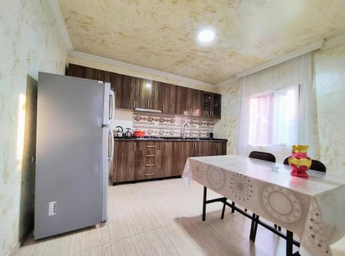 مطبخ, Двухэтажный дом Людмилы с тремя спальнями и кухней, в Чакви, в 300 метрах от моря (Двухэтажныи дом Людмилы с тремя спальнями и кухнеи, в Чакви, в 300 метрах от моря) in تشاكفي