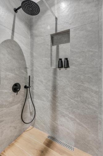 One-Bedroom Apartment image 10