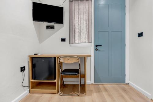 One-Bedroom Apartment image 9