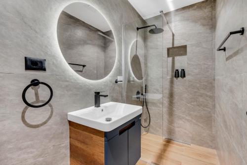 One-Bedroom Apartment image 6