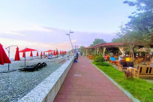 Двухэтажный дом Людмилы с тремя спальнями и кухней, в Чакви, в 300 метрах от моря (Двухэтажныи дом Людмилы с тремя спальнями и кухнеи, в Чакви, в 300 метрах от моря) in تشاكفي