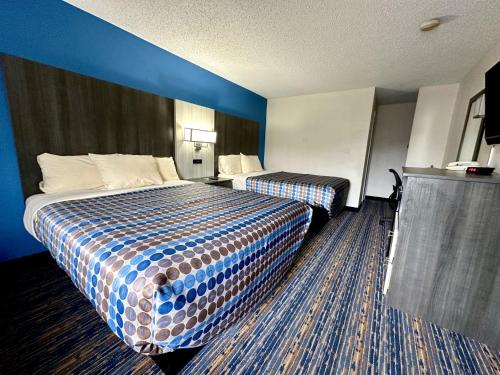 Queen Room with Two Queen Beds - Smoking