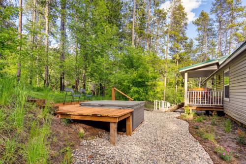 Rustic Escape with Deck, Hot Tub and Mountain Views in 天鵝谷(ID)