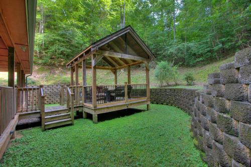Gorgeous "Country Roads" by HoneyBearCabins 4BR 4BA, next to pool, easy drive, main strip location! in Pigeon Forge, USA