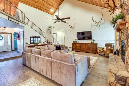 Spacious Pinetop Home with Back Yard and Fire Pit - image 7