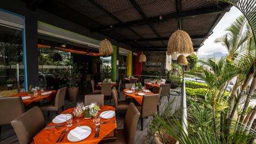 Restaurant, Rincon del Valle Hotel & Suites in Mata Redonda