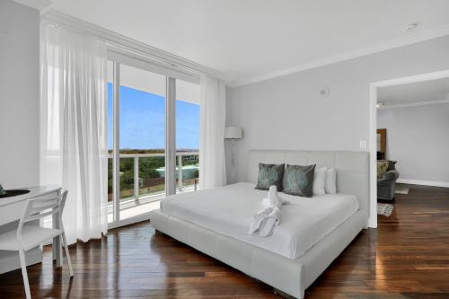 Fabulous 2 bedroom in Heart of Grove in Miami, USA