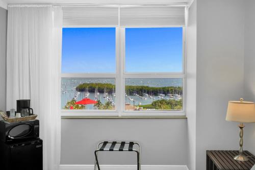 Fabulous 2 bedroom in Heart of Grove in Miami, USA