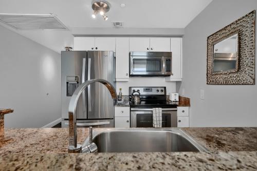 Fabulous 2 bedroom in Heart of Grove in Miami, USA