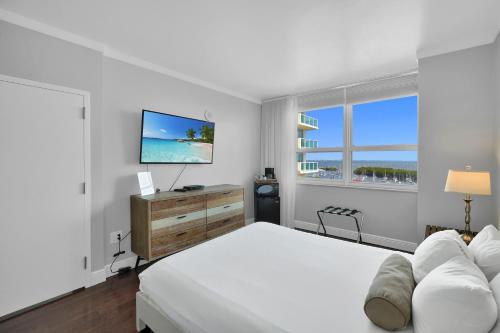 Fabulous 2 bedroom in Heart of Grove in Miami, USA