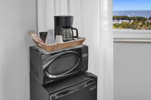 Fabulous 2 bedroom in Heart of Grove in Miami, USA