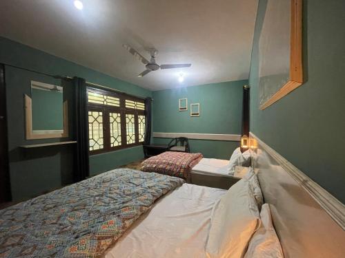 1 queen bed, 1 double bed