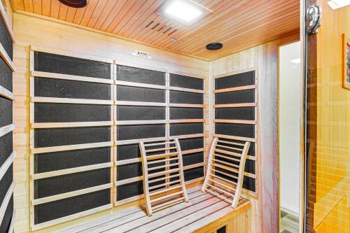 Hot Tub and Sauna Dewey Getaway with Community Perks in Prescott Valley