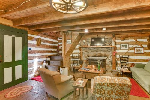 Ferrum Rustic Cabin in the Valley w/ Fire Pit in Vūlvaina (VA)