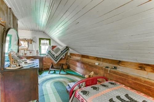 Ferrum Rustic Cabin in the Valley w/ Fire Pit in Vūlvaina (VA)