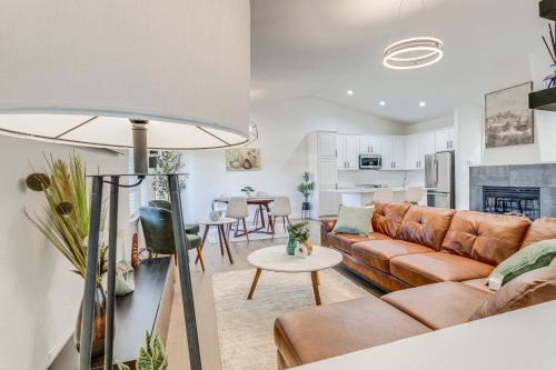 Seasonal Pool, Balcony: Quiet & Cozy Aurora Condo! in Tallyn's Reach