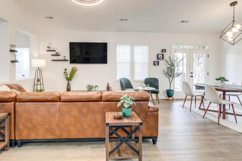 Seasonal Pool, Balcony: Quiet & Cozy Aurora Condo! in Tallyn's Reach