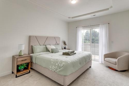 Seasonal Pool, Balcony: Quiet & Cozy Aurora Condo! in Tallyn's Reach