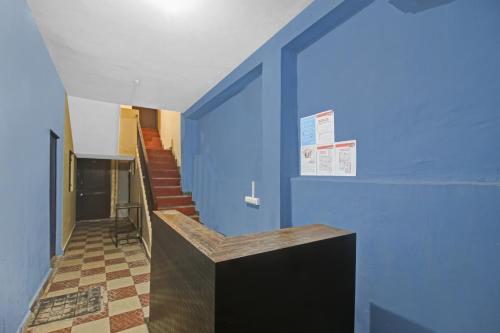 Capital O 85877 Hotel Red N Blue