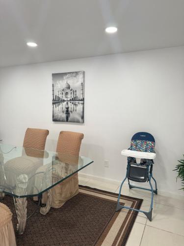 Cozy Family Home in Tampa with Private & Heated POOL, Pool table and Kids Play Area in Tampa, USA