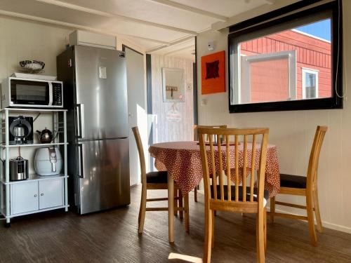Entire house - 4 pers holiday home Gaby with own fishing spot and fenced garden in Verspreide huizen Moddergat