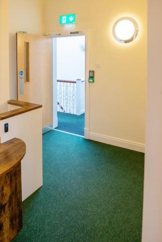 Botanic Avenue Hostel less than a mile from the City Centre near ที่ว่าการเมือง