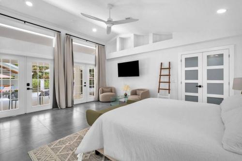 Naples Escape, 2 Villas, Pickleball, Basketball, Heated pool & Spa, Game Room