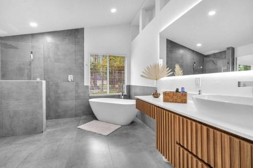 Naples Escape, 2 Villas, Pickleball, Basketball, Heated pool & Spa, Game Room