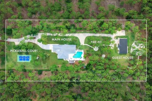 Naples Escape, 2 Villas, Pickleball, Basketball, Heated pool & Spa, Game Room