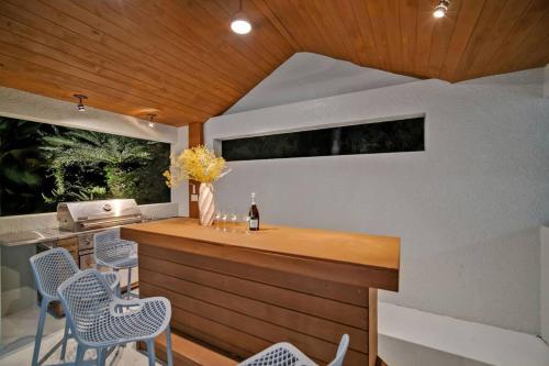 Naples Escape, 2 Villas, Pickleball, Basketball, Heated pool & Spa, Game Room