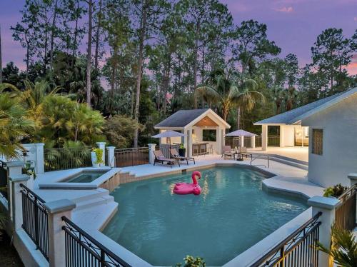 Naples Escape, 2 Villas, Pickleball, Basketball, Heated pool & Spa, Game Room