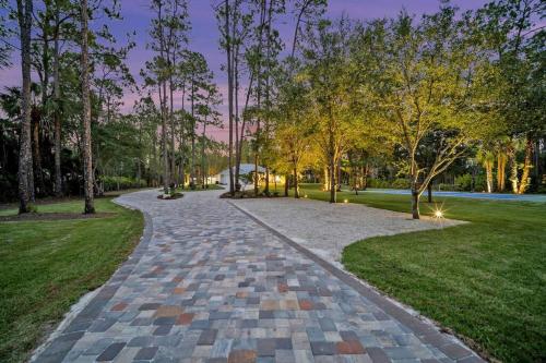 Naples Escape, 2 Villas, Pickleball, Basketball, Heated pool & Spa, Game Room