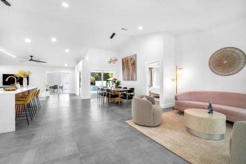 Naples Escape, 2 Villas, Pickleball, Basketball, Heated pool & Spa, Game Room