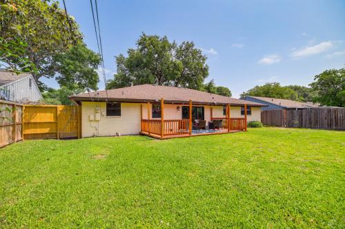 Pet-Friendly Home with Deck - 6 Mi to NRG Stadium! in Houston, USA