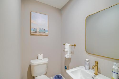 Pet-Friendly Home with Deck - 6 Mi to NRG Stadium! in Houston, USA