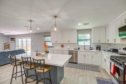 Pet-Friendly Home with Deck - 6 Mi to NRG Stadium! in Houston, USA
