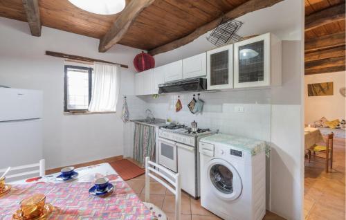 virtuve, 1 Bedroom Gorgeous Home In Montebuono in Montebuono In Sabina