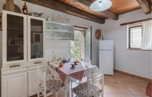 virtuve, 1 Bedroom Gorgeous Home In Montebuono in Montebuono In Sabina