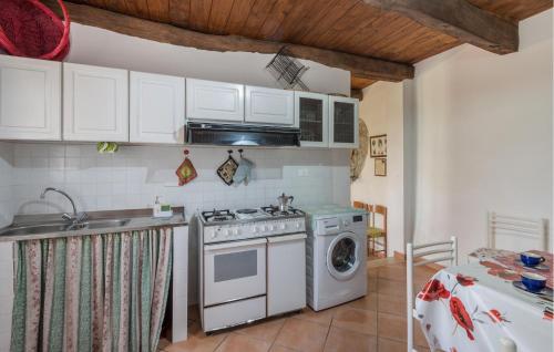 virtuve, 1 Bedroom Gorgeous Home In Montebuono in Montebuono In Sabina
